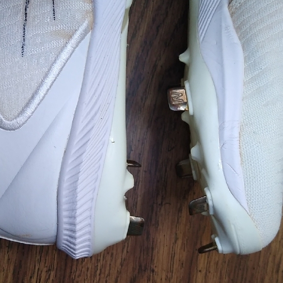 New Balance Kids Size 5 White Sports Cleats Shoes - Picture 8 of 13